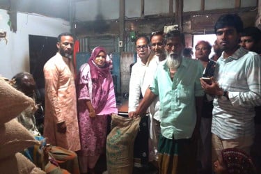 টঙ্গীবাড়ীতে জেলেদের মাঝে চাল বিতরণ