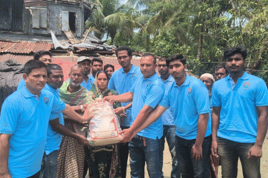 কলাপাড়ায় ঝড়ে ক্ষতিগ্রস্তদের পাশে ‘পাশে দাঁড়াই’