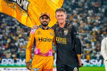 ফাইনালে টস জিতে বোলিংয়ে পেশোয়ার, একাদশে নাহিদ রানা