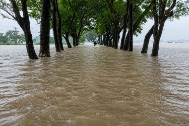 ৭ নদীর পানি বিপৎসীমার ওপরে, বন্যার শঙ্কা
