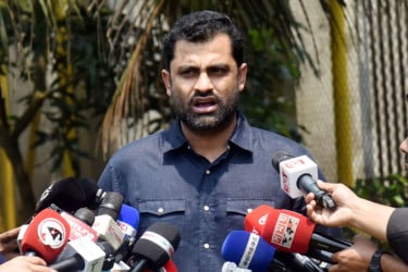 ‘বিসিবি দেয় ৬৫০ টাকা, নারী ক্লিনাররা পায় ৩০০’- বিস্মিত তামিম
