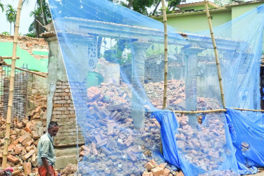 ভেঙে ফেলা হচ্ছে পুঠিয়া রাজবাড়ির প্রত্ননিদর্শন