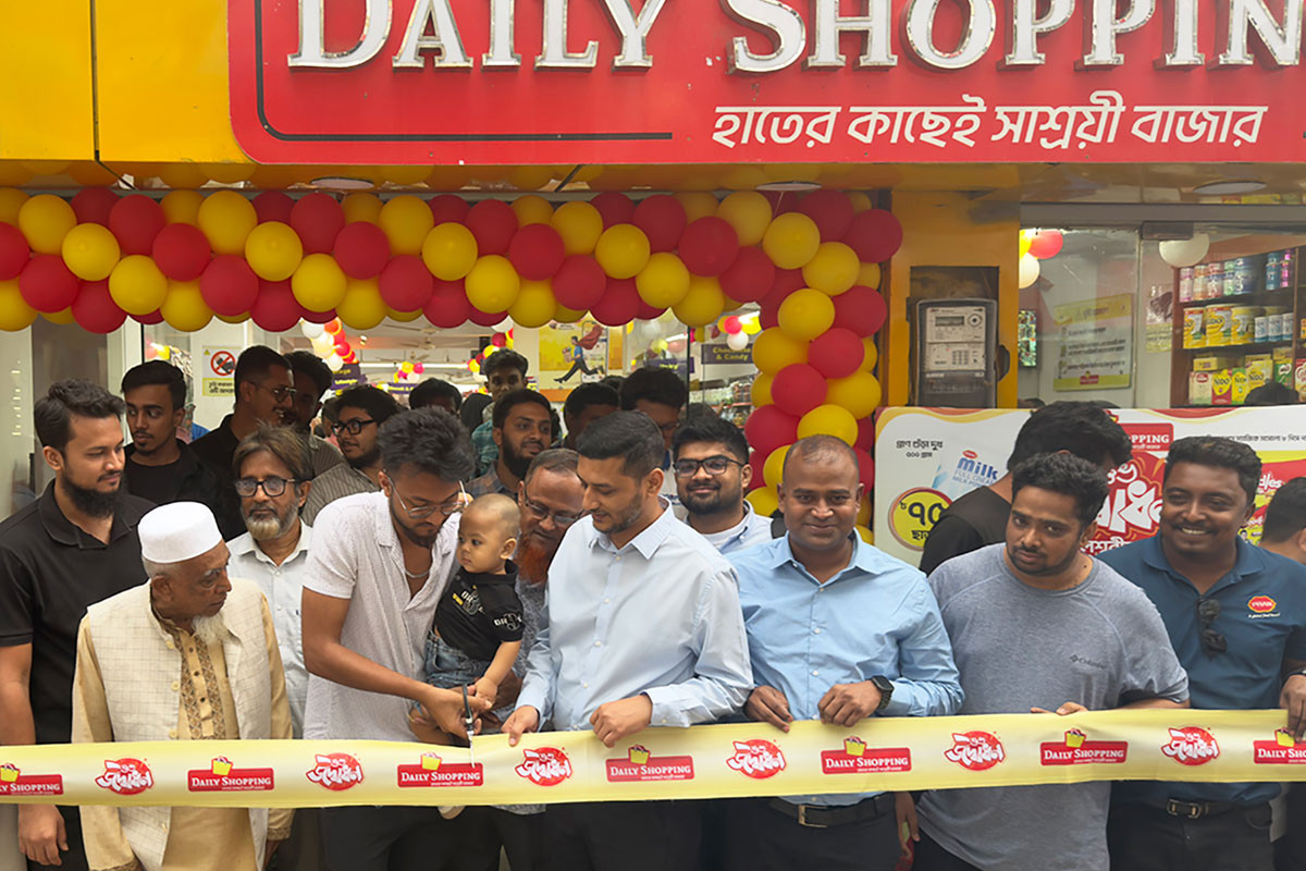 বগুড়ায় ডেইলি শপিংয়ের নতুন শোরুম চালু