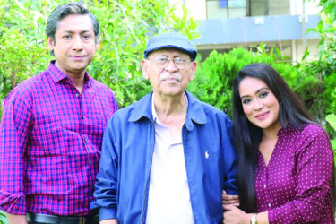 অভিভূত মম-রওনক