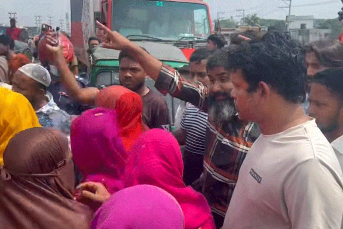 রূপগঞ্জে বেতন-ভাতার দাবিতে মহাসড়ক অবরোধ