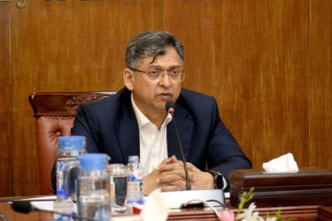 আওয়ামী আমলে দেওয়া অস্ত্রের লাইসেন্স যাচাই-বাছাই হবে : স্বরাষ্ট্রমন্ত্রী