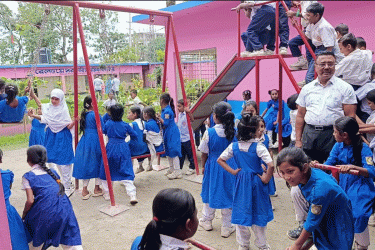 বদলে গেল স্কুল: মাদকের আখড়া এখন ‘গোলাপি শিশুপার্ক’