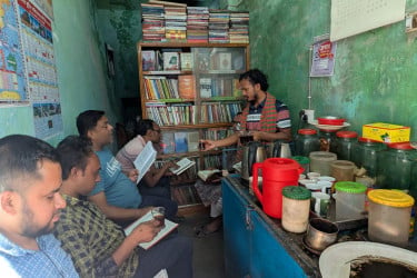 বিএ পড়া চা বিক্রেতার পাঠাগার : পাশে আছে বসুন্ধরা শুভসংঘ
