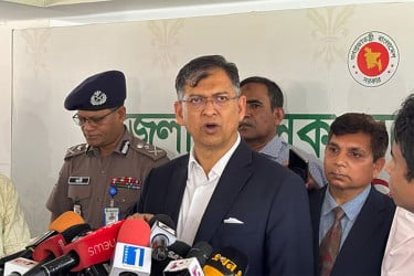 ১০ হাজার অস্ত্র উদ্ধারে ডিসিদের কঠোর নির্দেশ স্বরাষ্ট্রমন্ত্রীর