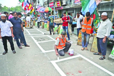 আইন নেই নীতিমালা নেই তবু রাস্তায় বসানো হচ্ছে হকার