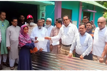 মাগুরায় অগ্নিকাণ্ডে ক্ষতিগ্রস্তদের মাঝে ঢেউটিন, চেক ও শুকনো খাবার বিতরণ