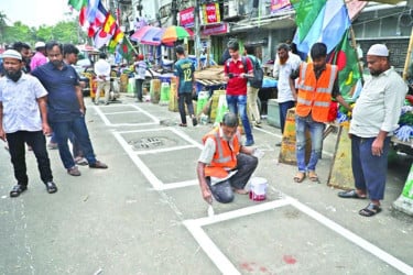 ফুটপাতে শৃঙ্খলা ফেরাতে হকারদের জন্য নীতিমালা জারি
