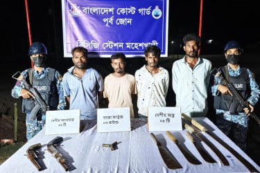 মহেশখালীতে অস্ত্রসহ কাদের বাহিনীর চার সদস্য আটক
