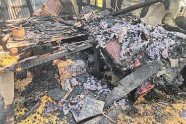 গোপালগঞ্জে অগ্নিকাণ্ডে কৃষকের বসতবাড়ি পুড়ে ছাই