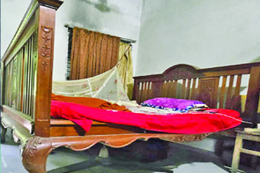 রাজবাড়ির পালঙ্কে ঘুমান মাছ চাষি