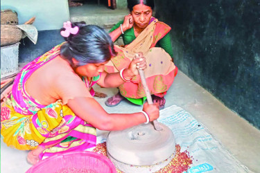 বিলুপ্তির পথে গ্রামীণ ঐতিহ্যের জাঁতা