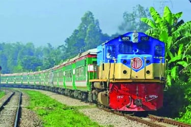 ট্রেনযাত্রায় আতঙ্ক ঢিল