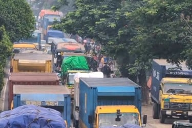 ঢাকা-চট্রগ্রাম মহাসড়কের মুন্সীগঞ্জের গজারিয়ায় তীব্র যানজট