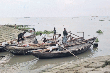 দাদন না নিলেও ‘কমিশন’ দিতে হয় মেঘনাপাড়ের জেলেদের