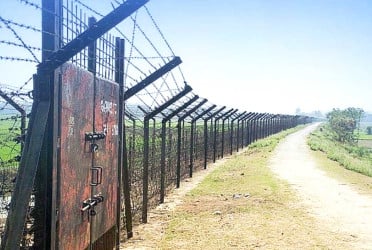কুলাউড়া সীমান্ত দিয়ে পুশইন করা ১০ বাংলাদেশিকে স্বজনদের কাছে হস্তান্তর