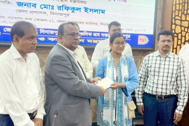 দিনাজপুরে ১৬৪ শ্রমিক ও মেধাবী শিক্ষার্থীদের মাঝে চেক বিতরণ