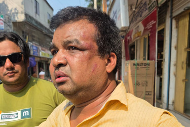 ভুয়া সন্দেহে ভ্যাট ইন্সপেক্টরকে খুঁটির সাথে বেঁধে পিটুনি