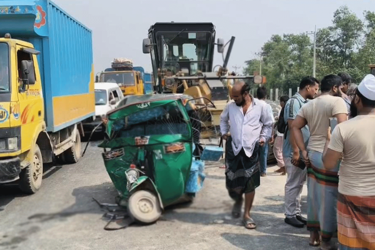 নিয়ন্ত্রণ হারিয়ে অটোরিকশার সঙ্গে রোলার গাড়ির ধাক্কা, নারী নিহত