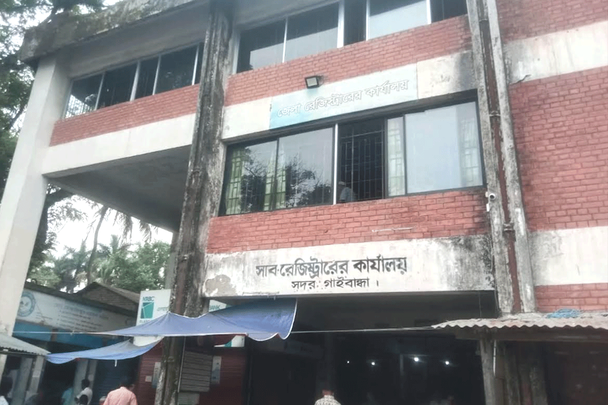 গাইবান্ধা সাব-রেজিস্ট্রি অফিসে হট্টগোল ও পালটাপালটি অভিযোগ, কলমবিরতি