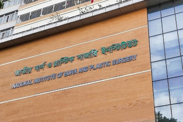 কদমতলীতে বাসায় আগুন, শিশুসহ একই পরিবারের পাঁচজন দগ্ধ