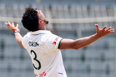 টাইগারদের বোলিং তোপে ধুঁকছে পাকিস্তান