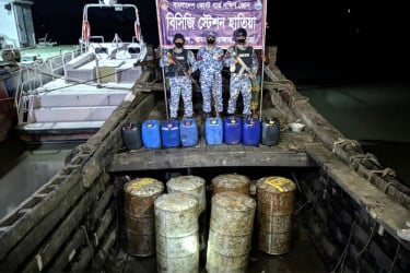 হাতিয়ায় শুল্ক-কর ফাঁকি দেওয়া তেলসহ বোট জব্দ