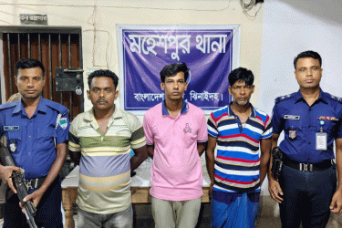 আওয়ামী লীগ নেতাকে জিম্মি করে টাকা আদায়, আটক ৩