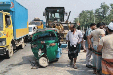নিয়ন্ত্রণ হারিয়ে অটোরিকশার সঙ্গে রোলার গাড়ির ধাক্কা, নারী নিহত