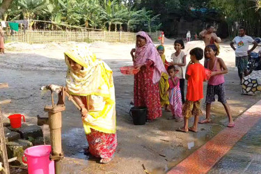তেঁতুলিয়ায় পানির স্তর নিচে নামায় বাড়ছে ভোগান্তি