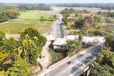 বরিশালে স্বনির্ভর খালের বাঁধ অপসারণের দাবি কৃষকদের