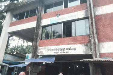 গাইবান্ধা সাব-রেজিস্ট্রি অফিসে হট্টগোল ও পালটাপালটি অভিযোগ, কলমবিরতি