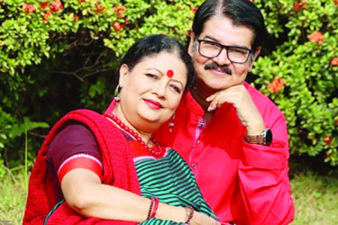 মঞ্চে সুজিত মোস্তফা ও মুনমুন আহমেদ