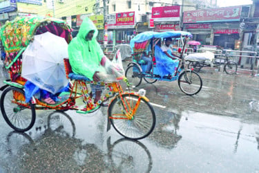 হঠাৎ বৃষ্টিতে ভোগান্তিতে নগরবাসী