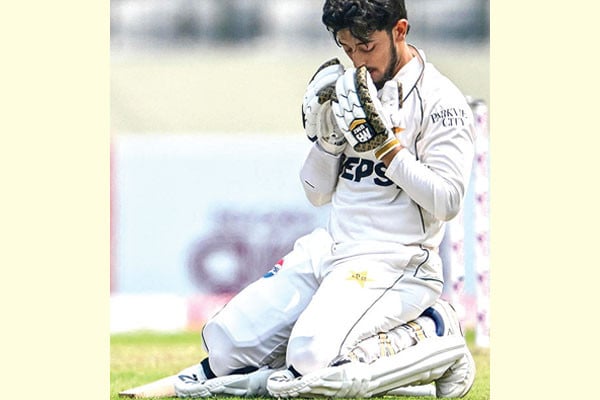 অভিষেক টেস্টেই আজানের সেঞ্চুরি