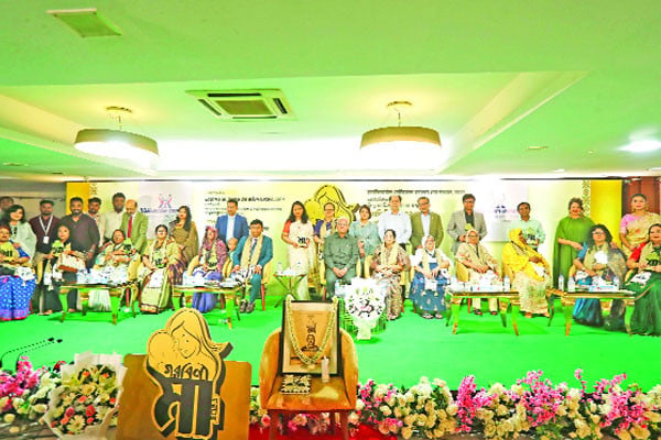 ১১ মা পেলেন সম্মাননা