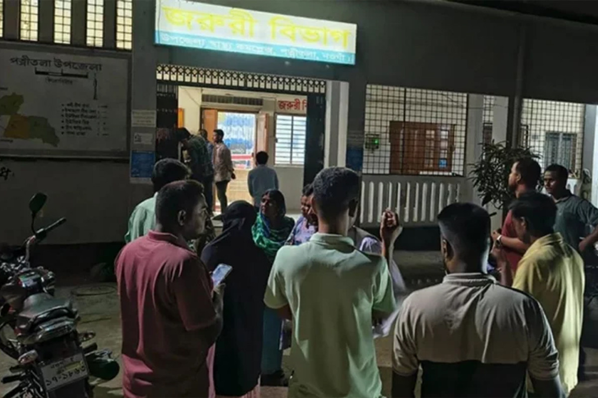 নওগাঁয় প্রাইভেটকার নিয়ন্ত্রণ হারিয়ে ব্রিজে ধাক্কা, নিহত ২