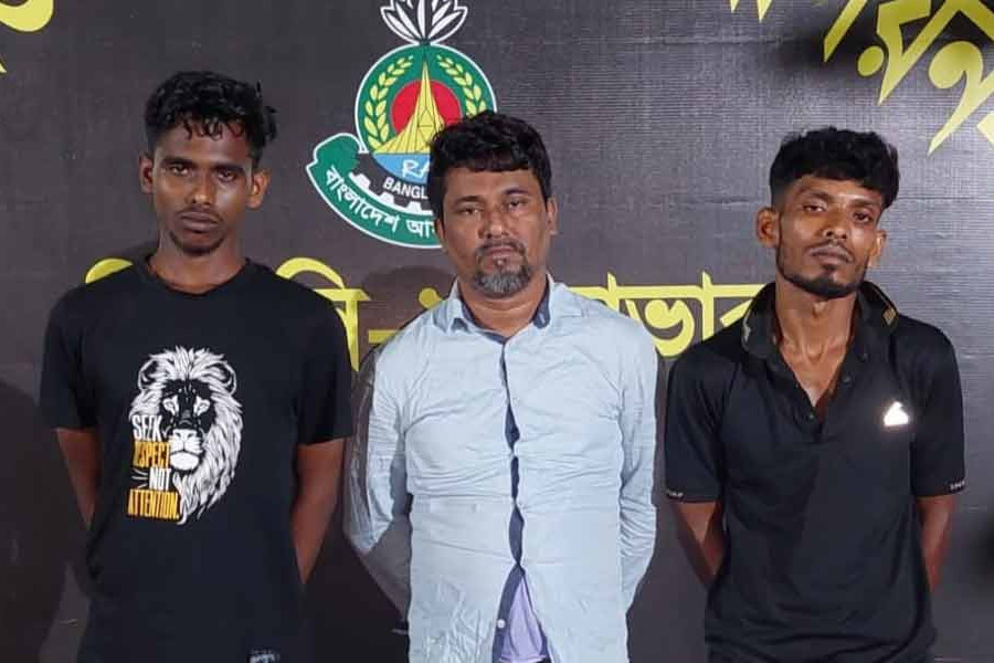 সাভারে র‌্যাবের হাতে অস্ত্র-গুলি ও মাদকসহ গ্রেফতার ৩