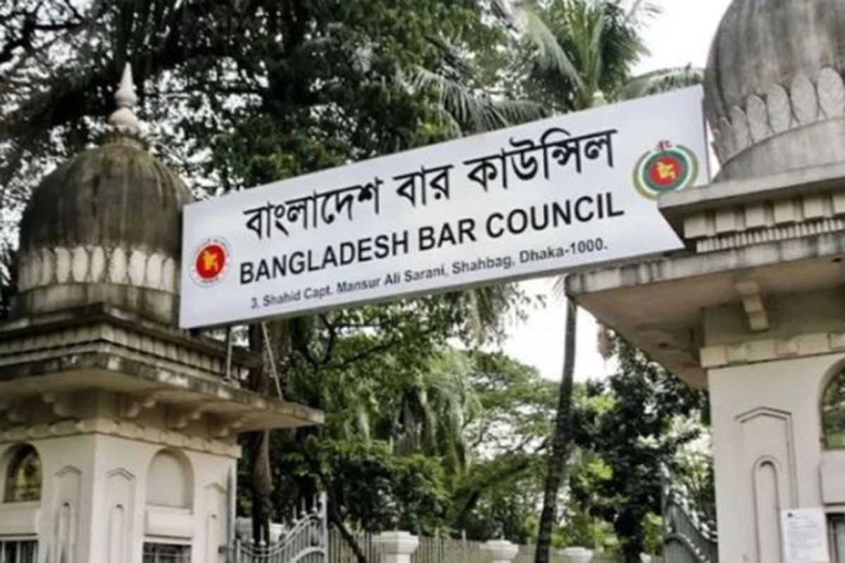 ঘুষ নিতে গিয়ে হাতে-নাতে ধরা বার কাউন্সিলের অফিস সহায়ক, সাময়িক বরখাস্ত