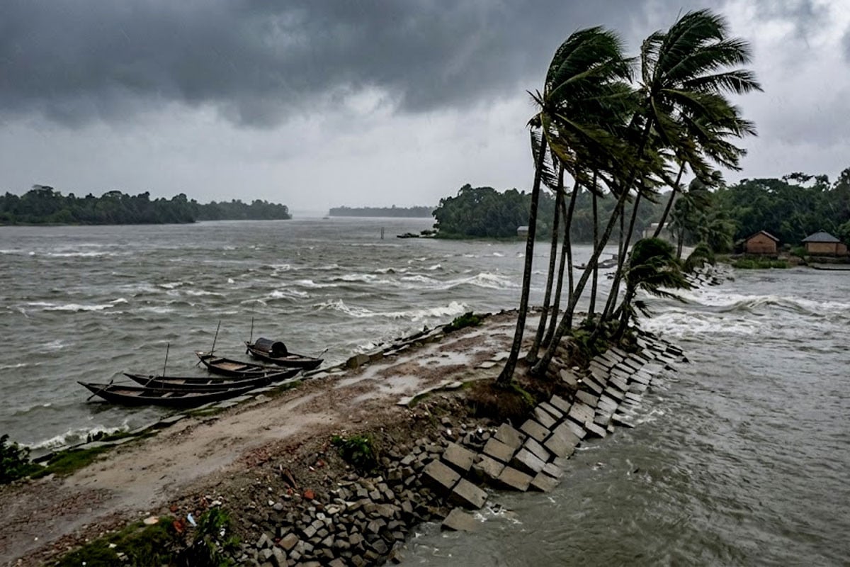 রাতের মধ্যে ১৩ অঞ্চলে ঝড়ের শঙ্কা, নদীবন্দরে সতর্ক সংকেত