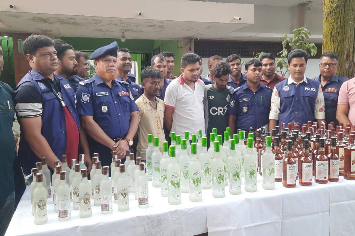 শেরপুরে ভারতীয় মদ উদ্ধার, উপজেলা কৃষক লীগ সভাপতির ছেলেসহ গ্রেফতার ৩