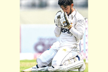অভিষেক টেস্টেই আজানের সেঞ্চুরি