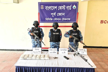 টেকনাফে বিদেশি রাইফেল ও তাজা গোলা উদ্ধার
