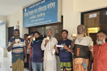 কালকিনিতে জেলেদের চাল বিতরণে অনিয়মের অভিযোগ