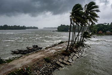 রাতের মধ্যে ১৩ অঞ্চলে ঝড়ের শঙ্কা, নদীবন্দরে সতর্ক সংকেত