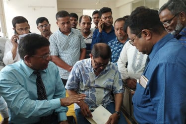 হাসপাতালে হঠাৎ মন্ত্রী, মিথ্যা বলায় ক্লোজড টিকিট ক্লার্ক